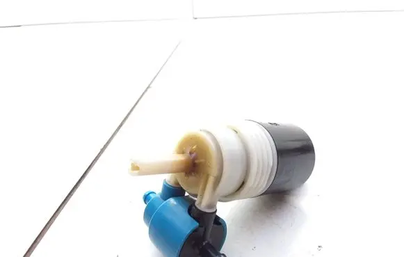 Volkswagen PASSAT B3 Windscreen/windshield washer pump 1H6955651