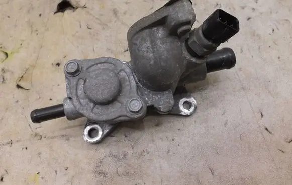 KIA Rio Thermostat/thermostat housing GMAUTO4574097