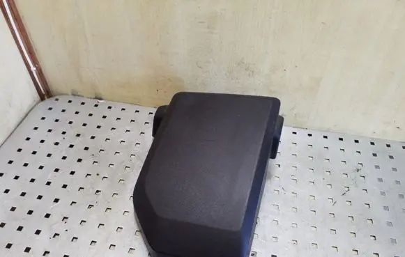 Volvo XC70 Air filter box cover 30680265