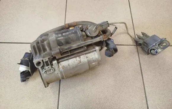 Mercedes-Benz E W212 Air suspension compressor/pump A2123200404