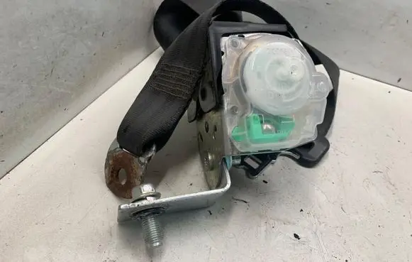 Nissan Navara D40 Rear seatbelt 7G5120
