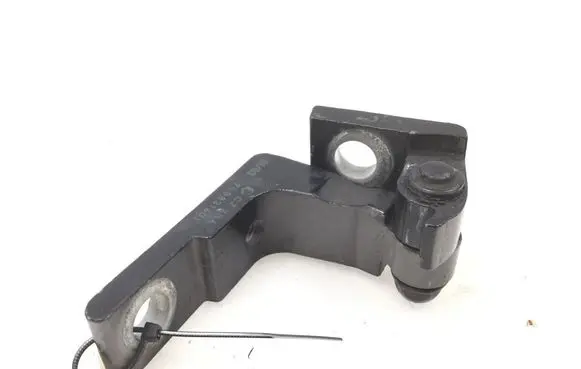 Volkswagen Touareg I Front door upper hinge 7L0831401
