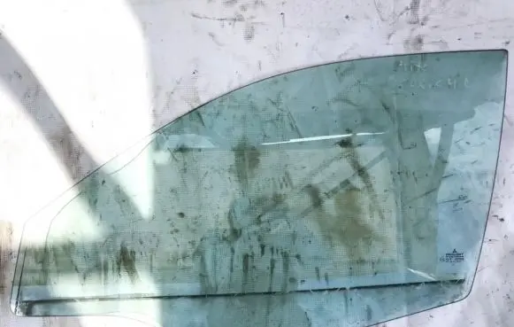 Mitsubishi Carisma Front door window glass four-door