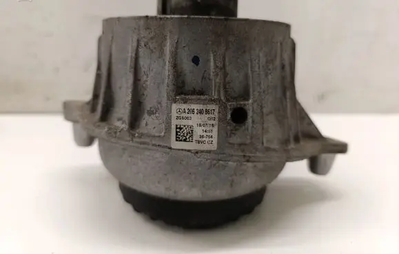Mercedes-Benz C W205 Engine mount bracket A2052406617