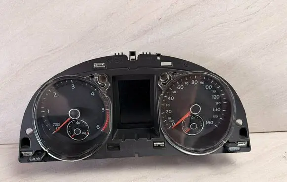 Volkswagen PASSAT B7 Speedometer (instrument cluster) 3AA920970N