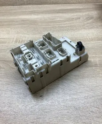 Toyota RAV 4 (XA20) Fuse module 8273342080 3J040101