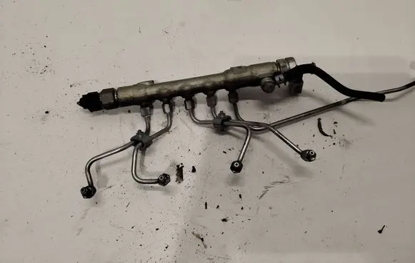Toyota Avensis T270 Fuel distributor 