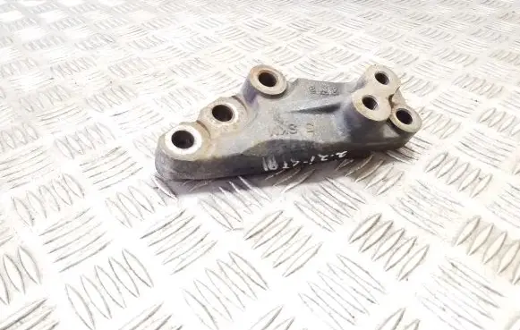 Engine mounting bracket