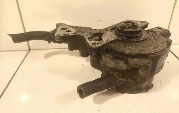 Volkswagen Golf IV Vacuum pump 038145209C