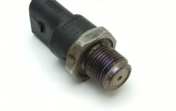 Mercedes-Benz E W211 Fuel pressure sensor A0041536728