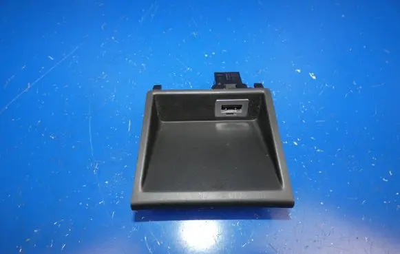 Volvo V40 USB socket connector 31306768 31307313