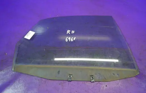 Audi A4 S4 B5 8D Front door window glass four-door 