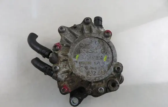 Volkswagen Golf V Vacuum pump 03G145209