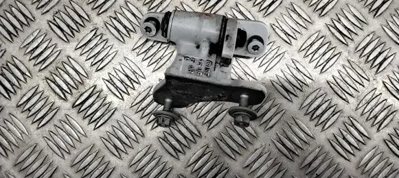 Mercedes-Benz E W212 Front door lower hinge A047058