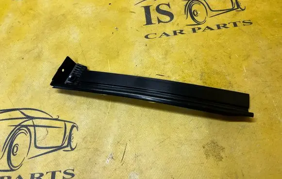 Ford Mustang VI Front door glass trim molding FR3B-6302564 FR3B6302564