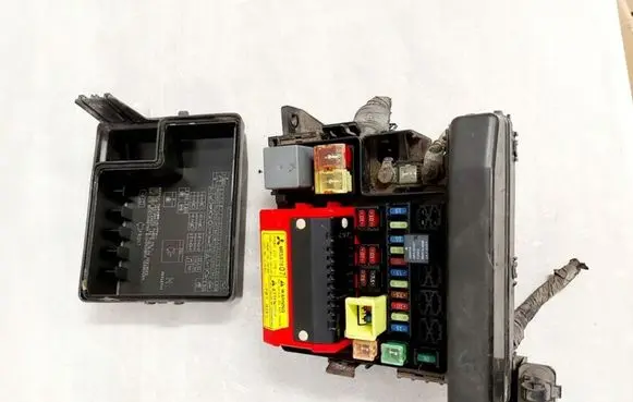 Mitsubishi Endeavor Fuse box set MR587807