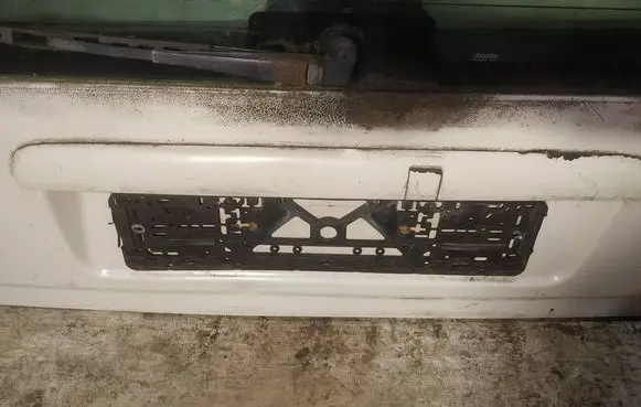 Trunk door license plate light bar