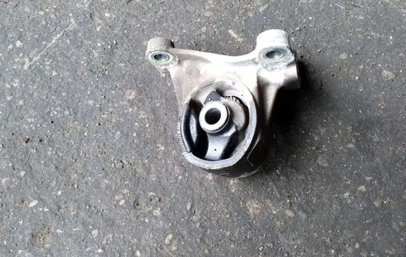 Honda Civic Engine mount bracket