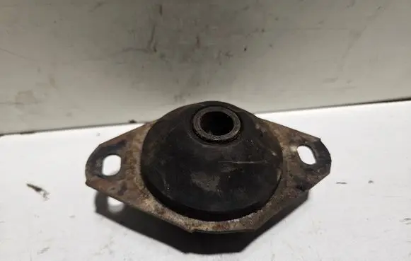 Engine mount bracket