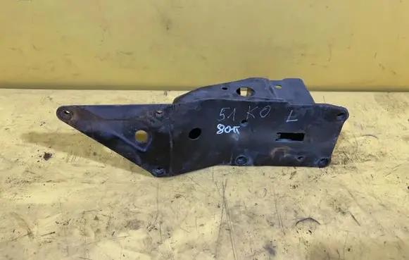 Nissan Qashqai Fender mounting bracket
