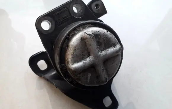 Ford Mondeo Mk III Engine mount bracket 1s716037ba 1s71-6037-ba