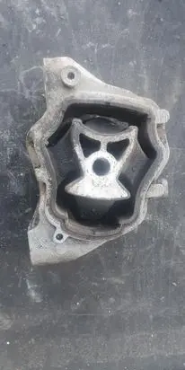 Engine mount vacuum valve