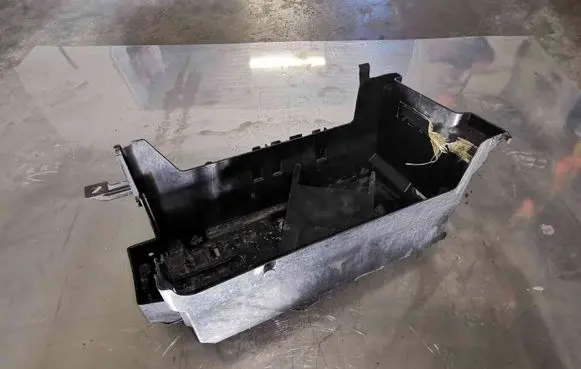 Opel Insignia A Battery tray 13330951 ASM13330951