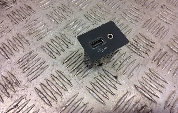 Nissan Micra K14 USB socket connector 284H35FA0C