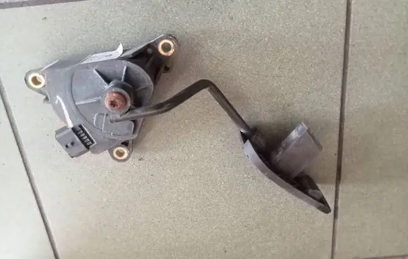 Nissan Micra Accelerator throttle pedal 18002AX700 2844A 10048