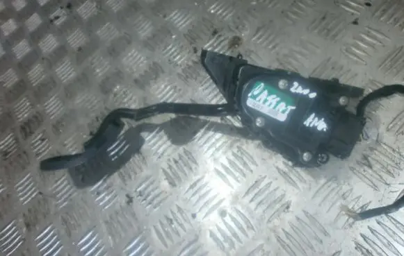 Volkswagen PASSAT B5.5 Accelerator throttle pedal 8d2721523b