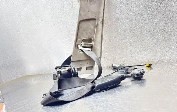 Opel Astra J Front seatbelt 13297101 617878000
