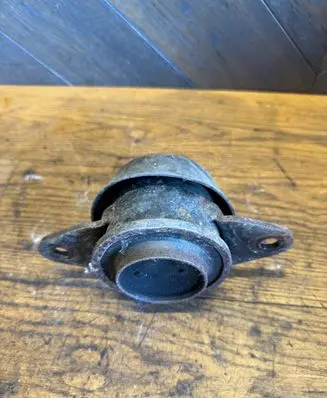 Nissan Leaf I (ZE0) Engine mount bracket AVA3434