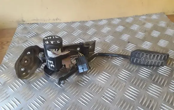 Nissan Almera N16 Accelerator throttle pedal 0281002425 189195M300