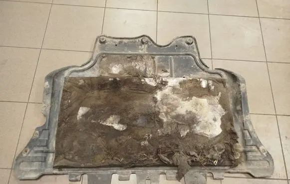 Volkswagen PASSAT B8 Engine splash shield/under tray 5Q0825236