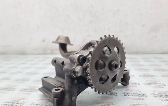 Volkswagen Golf IV Oil pump 06A115105B