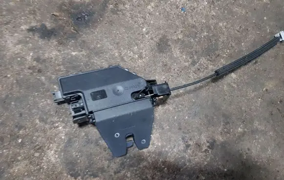 Loading door lock