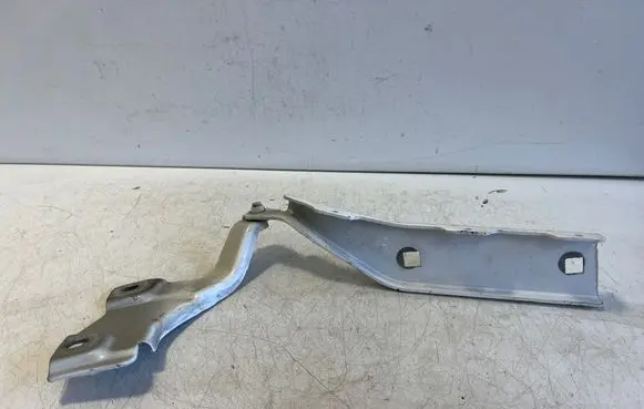 Audi Q2 - Engine bonnet/hood hinges 81A823302D