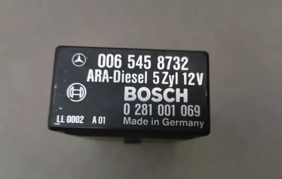 Mercedes-Benz E W124 Fuel pump relay 0065458732 0281001069