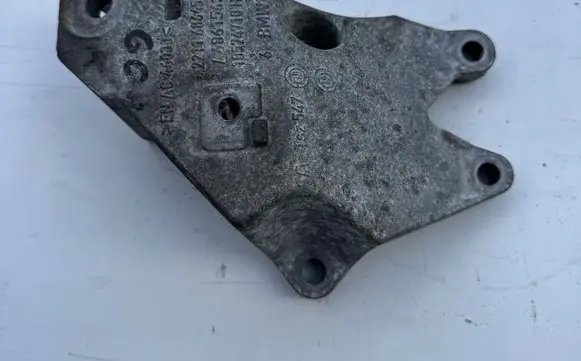 BMW 5 G30 G31 Engine mounting bracket 6864593