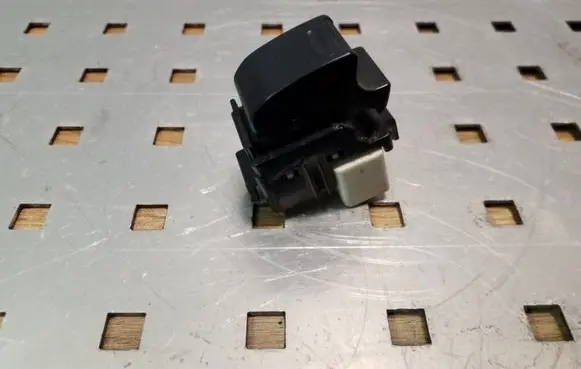 Toyota RAV 4 (XA20) Electric window control switch