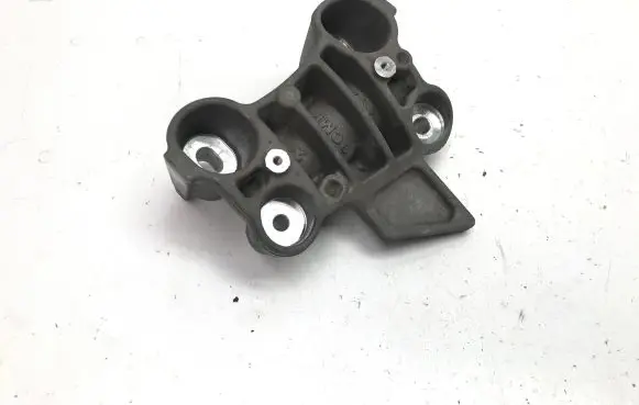 Opel Mokka B Engine mounting bracket 9826364780