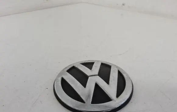 Volkswagen Golf IV Manufacturer badge logo/emblem 1J6853630