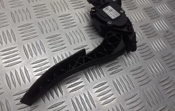 Opel Insignia A Accelerator pedal position sensor 13237352