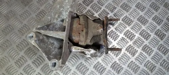 Engine mount bracket