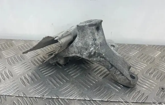 Audi A8 S8 D4 4H Engine mounting bracket 4H0199308AC