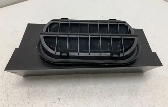 Quarter panel pressure vent