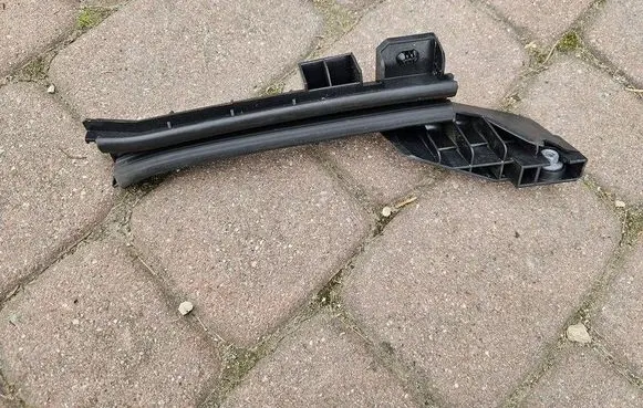 Opel Astra L Front door windshield rail 9832154480
