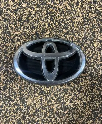 Toyota Corolla E120 E130 Manufacturer badge logo/emblem 75311-02120