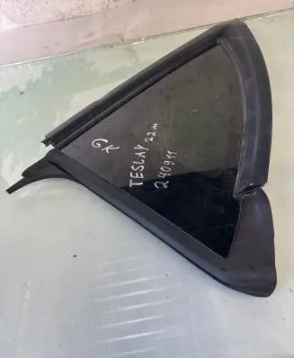 Tesla Model Y Rear side window 1621162-00-B