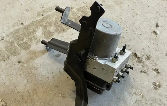 BMW 5 E60 E61 ABS Pump 6777799 6777797